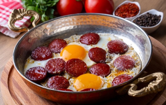 Sucuklu yumurta